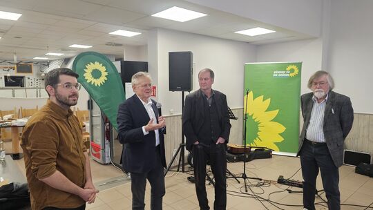 Thomas Werner, Landtagskandidat der Grünen für den Wahlkreis Birkenfeld (von links), diskutierte beim Neujahrsempfang seiner Par