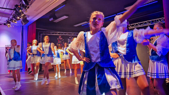 Die Tanzgrupen begeisterten das zahlreich erschienene Publikum ebenso wie die Musik- und Redebeiträge und die Sketche.