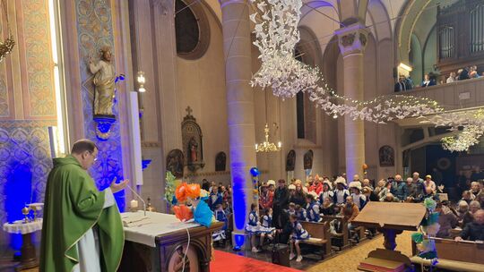 Pastor Peter Lönarz predigte in Reimform vor Gottesdienstbesuchern in bunten Kostümen.