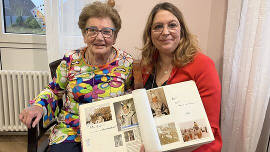 Sandra Knop, Vorsitzende des Blankenrather Karnevalvereins, freut sich über die Chronik, die Hannelore Kaster (links) seit 1961