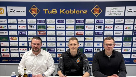 TuS-Präsident Christian Krey (links) und Sportvorstand Sam Graef (rechts) freuen sich, dass TuS-Coach Michael Stahl frühzeitig f
