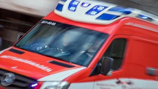 Symbolbild: Ein Rettungswagen fährt mit Blaulicht.