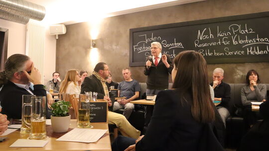 Rechtsanwalt Herbert Emrich, der die von den hohen Parkgebühren betroffenen Bürger vertritt, erläuterte bei einer Versammlung Mi