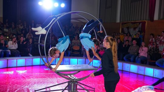 Lampenfieber und Applaus: Eltern und Familien dürfen sich auf zwei Vorführungen freuen – die Turnhalle wird zur echten Manege.