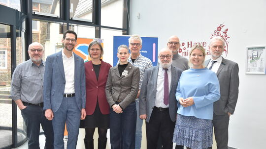 Die Vertreter der beiden am Projekt beteiligten Stiftungen und Vertreter der Stadtpolitik Nassau freuen sich über die beiden hau