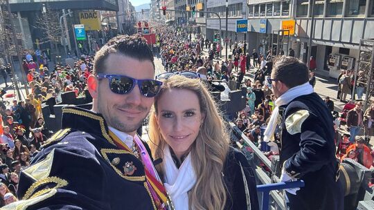 Thomas Welsch ist KCC-Vorstandsmitglied. Das Foto zeigt ihn mit seiner Ehefrau Katharina beim Rosenmontagszug 2025.