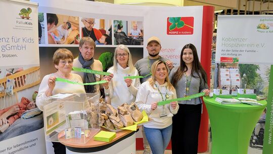 Bei einer Infoaktion im Koblenzer Globus-Warenhaus werden Bänder der Solidarität verteilt. Im Bild (von links) Irmina Mischker (