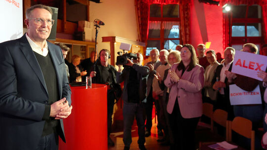 Ministerpräsident Alexander Schweitzer machte Wahlkampf in Bonefeld.