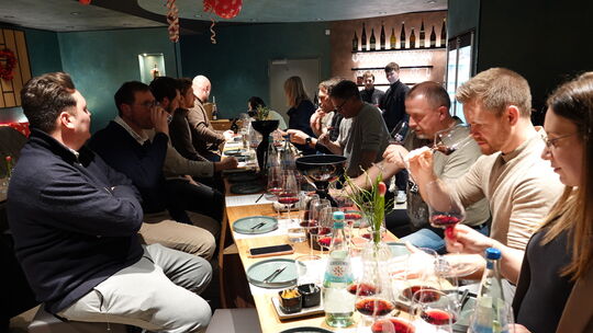 Anhand von Lagenweinen aus verschiedenen Jahrgängen lernten die Masterclass-Besucher den Wandel im Weingut Meyer-Näkel kennen.