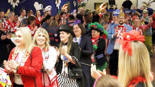 Der Elferrat marschiert in die Roßbacher Wiedhalle ein.