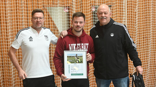 Fair geht vor: Kreisehrenamts-Beauftragter Werner Ehle (von rechts) zeichnete den Monatssieger Marcel Herrmann vom SV Winterbach
