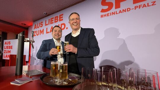 Frisch gezapftes Bier gibt es beim SPD-Abend in Kaisersesch mit Ministerpräsident Alexander Schweitzer (rechts) und dem Landtags