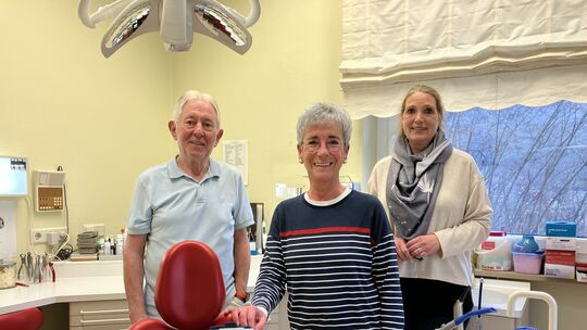 Der Zahnmediziner Wolfgang Gasteyer und seine zahnmedizinischen Fachangestellten Corinna Schmidt und Astrid Brozio hoffen nach d