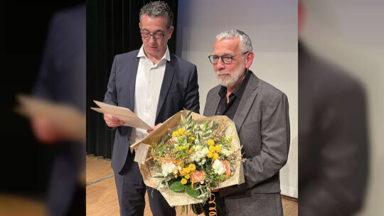 Oberbürgermeister Emanuel Letz verlieh dem Autor Pitt Elben den Kulturförderpreis der Stadt in der Sparte Literatur.
