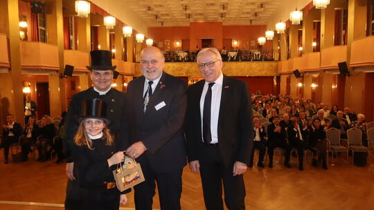 Wenn das den Handwerkern kein Glück bringt: Zum Neujahrsempfang kamen Schornsteinfegermeister Dennis Conradi und Töchterchen Lua