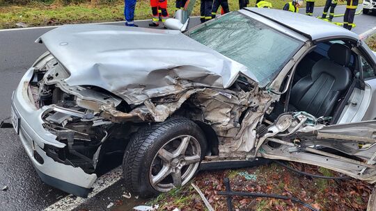 Der an dem Unfall beteiligte Pkw wurde durch den Zusammenstoß mit dem Kranwagen zerstört.