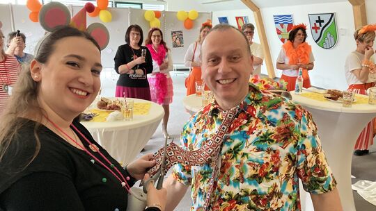 Wie sich das gehört: Zu Karneval muss die Krawatte ab natürlich auch bei VG-Bürgermeister Johannes Bell.