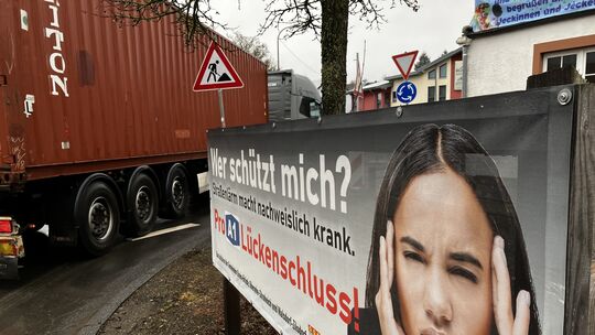 Hunderte Lastwagen rumpeln jeden Tag durch Dreis-Brück (Kreis Vulkaneifel). Die Bürger sind die Lärmbelästigung durch den Auswei
