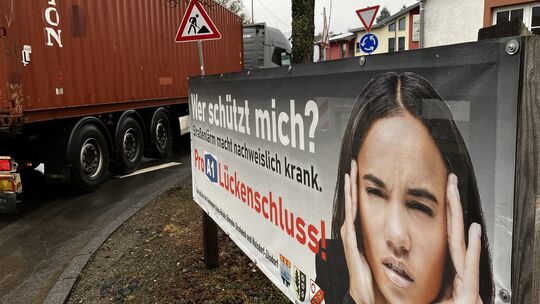 Hunderte Lastwagen rumpeln jeden Tag durch Dreis-Brück (Kreis Vulkaneifel). Die Bürger sind die Lärmbelästigung durch den Auswei