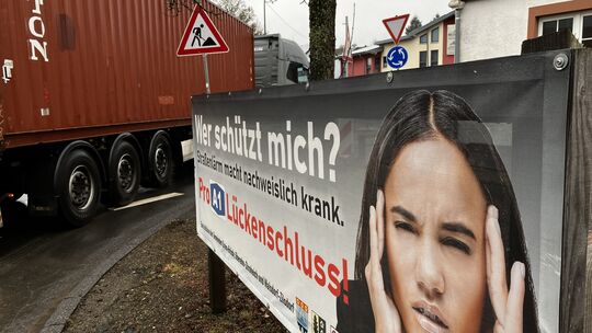 Hunderte Lastwagen rumpeln jeden Tag durch Dreis-Brück (Kreis Vulkaneifel). Die Bürger sind die Lärmbelästigung durch den Auswei