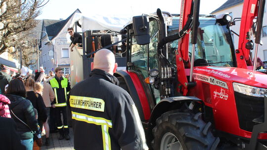 Wenn es um die Absicherung von Karnevalsumzügen geht, spielen die örtlichen Feuerwehren - wie hier in Treis-Karden - eine wichti