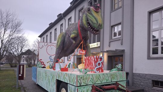 Ein Dinosaurier thront auf dem neuen Motivwagen des Carneval-Clubs Korpskommando Koblenz.