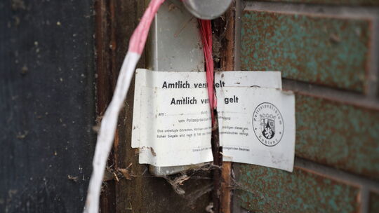 Betreten verboten: Das Haus in der Bendorfer Bachstraße ist zu zerstört, um es weiter nutzen zu können.