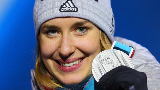 Ton in Ton: In der silbernen Kleidung des deutschen Teams präsentiert Jacqueline Lölling (heute Pfeifer) in Pyeongchang die Silb