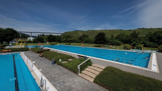 Das Winninger Freibad ist in die Jahre gekommen. Eine Sanierung beziehungsweise ein Neubau ist laut einer Studie unumgänglich.