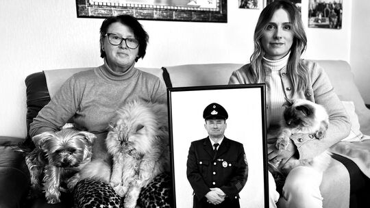 Gudrun (links) und Sarah Wagner mit Hund Lennie und den Katzen Coco und Nala im November beim Besuch unserer Redakteurin. Da hof