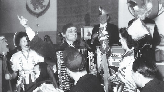 Auch in nicht ganz einfachen Zeiten wurde bei Grau-Blau ausgelassen und fröhlich gefeiert - wie dieses Foto aus dem Jahr 1949 ze