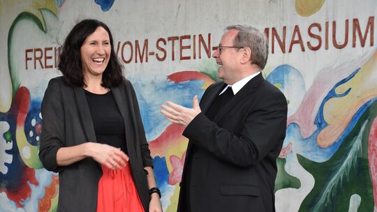 Schulleiterin Simone Kraft freute sich, am Dienstag mit Bischof Georg Bätzing einen prominenten Gast am Freiherr-vom-Stein-Gymna