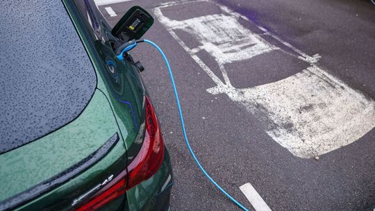 Elektroauto lädt an Ladesäule