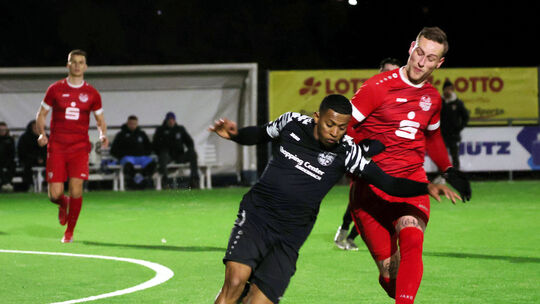 Immendorfs wuchtiger Angreifer Robin Reichrt (vorne, in Rot) drehte wie sein Team in der zweiten Hälfte auf und traf viermal bei