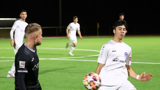 Adam Ech-Chabel (in Weiß) und seine "Cosmoauten" gewann das Testspiel Oberliga gegen Rheinlandliga mit 4:1 gegen den VfB Linz um