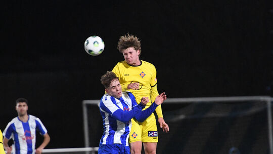 In diesem Duell hat TuS-Defensivakeur Luka Hirninger (gelbes Trikot) die Lufthoheit gegenüber Wirges' Euan Williams-Noss. Am End