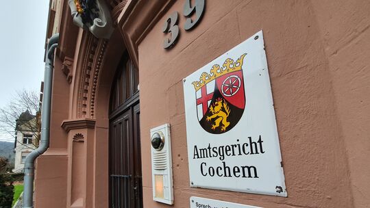 Vor dem Cochemer Amtsgericht musste sich jetzt ein 35 Jahre alter Mann für den Diebstahl von zig Einlaufschachtdeckeln im August