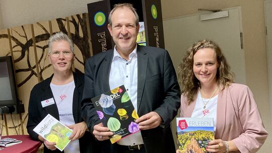 Karina Wagner, Leiterin der Tourist-Info in Herrstein, OB Frank Frühauf und Wirtschaftsförderin Sarah Wagner (rechts) freuen sic