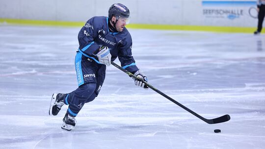 Michael Jamieson (hier im Spiel gegen die Snackpoint Eaters Limburg-Geleen) und der EHC Neuwied sind am Wochenende wieder doppel