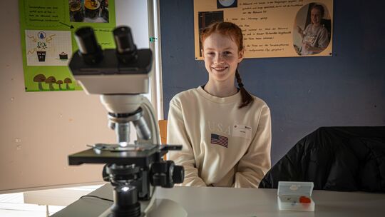 Charmant und voller Enthusiasmus erzählt Lara Ott von ihren Forschungen an Tomaten und Pilzen, die über Ultraschall miteinander