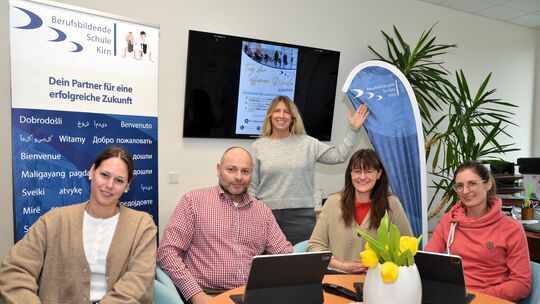 Das seit diesem Schuljahr vollständige Leitungsteam der BBS Kirn mit Schulleiterin Esther Barkanowitz (stehend) sowie (von links