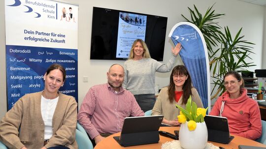 Das seit diesem Schuljahr vollständige Leitungsteam der BBS Kirn mit Schulleiterin Esther Barkanowitz (stehend) sowie (von links