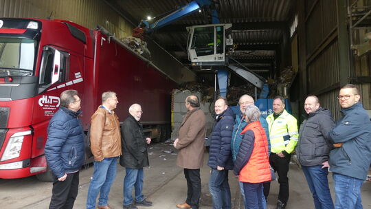 Hier beobachten die FDP-Kreismitglieder um Thomas Bursian (links) das Verladen von Altpapier, das Phillip Geib (rechts) und Meik