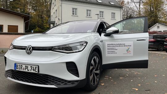 Die Kreisverwaltung hat gerade dank der KIPKI-Förderung 14 neue Elektroautos angeschafft - im Bild der VW ID.4 des Abfallwirtsch