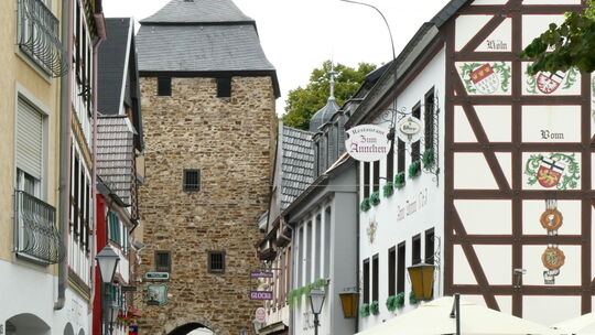 Das Niedertor und Fachwerkhäuschen sind einige der vielen Hingucker in der Ahrweiler Altstadt. Auch das Fernsehen entdeckt die R