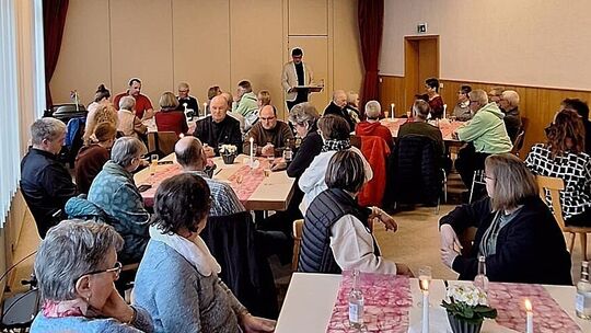 Im vollbesetzten Saal war das Interesse für die Dorfentwicklung groß.