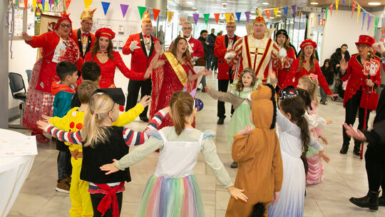 Närrischer Besuch mit Wirkung: Prinz Oli und Confluentia Ricarda brachten Karnevalsfreude in Kemperhof, Kinderklinik und Stift –