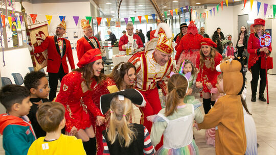 Spaß mit den Kita-Kindern: Prinz Oli und Confluentia Ricarda schauten im Kemperhof vorbei.