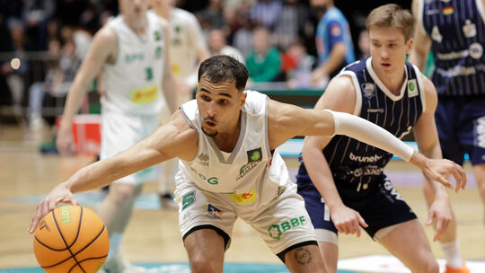 Tim Smith (vorn) war einer der treffsichersten Spieler der Koblenzer Baskets gegen Bochum, doch am Ende reichten auch seine 20 P