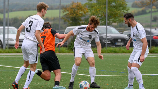 Bezirksliga-Abstiegskandidat SG Viertäler Oberwesel um (von links) Jona Gellings, Tim Jäckel und Valentino Musa kassierte im Tes